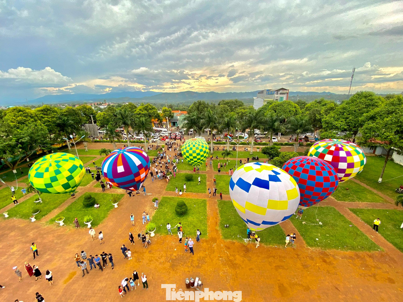 Hàng ngàn người dân chiêm ngưỡng màn bay khinh khí cầu Hàng ngàn người dân chiêm ngưỡng màn bay khinh khí cầu