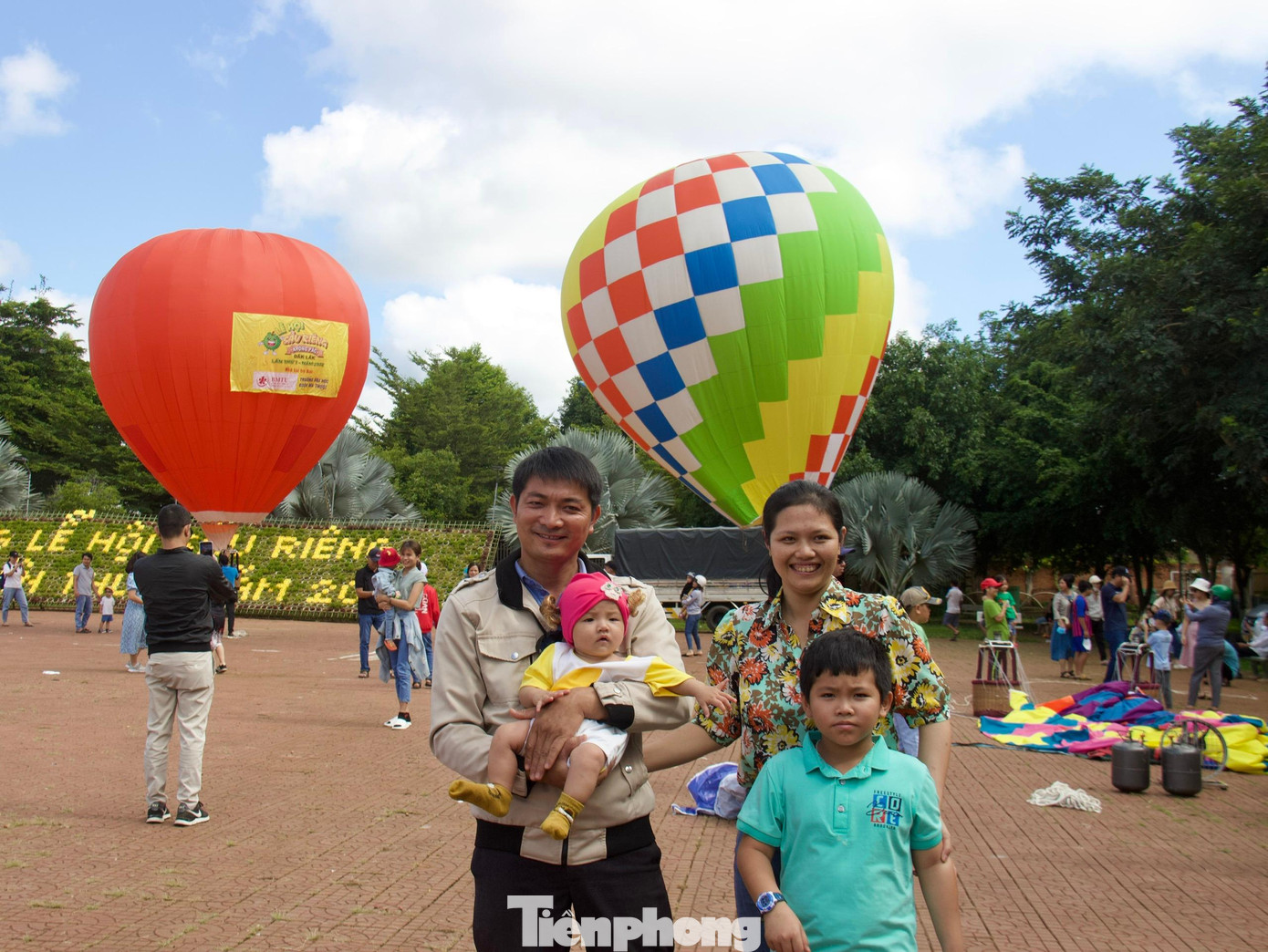Một gia đình lưu giữ khoảnh khắc đẹp tại lễ hội sầu riêng Một gia đình lưu giữ khoảnh khắc đẹp tại lễ hội sầu riêng