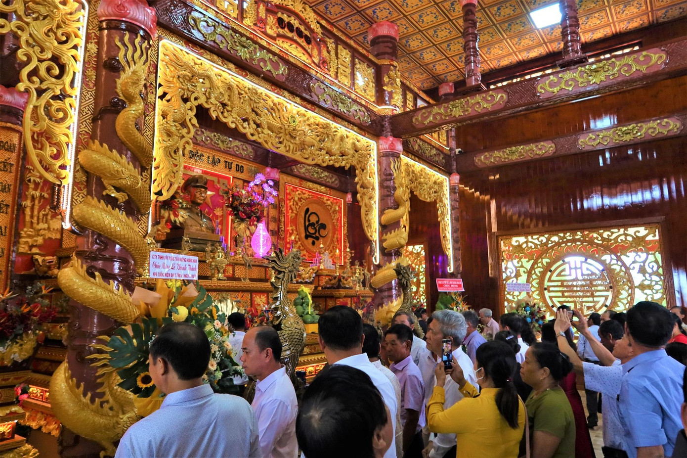 Rất đông du khách đến tham quan Nhà tưởng niệm Đại tướng trong ngày khánh thành