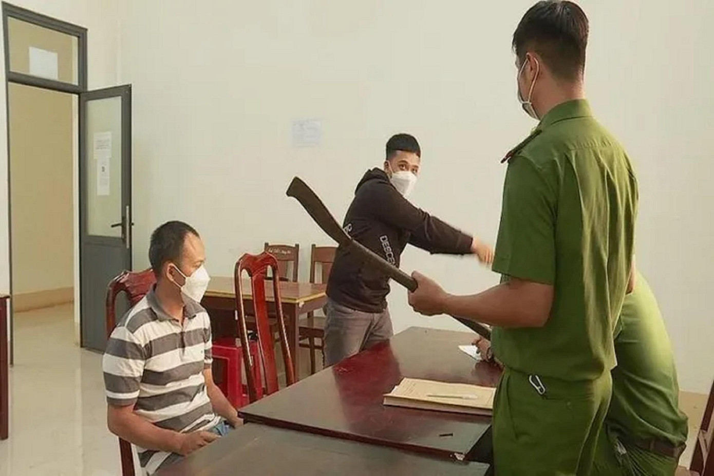 Bố con Hào và Bảo tại cơ quan công an. Ảnh: Anh Đức Bố con Hào và Bảo tại cơ quan công an. Ảnh: Anh Đức