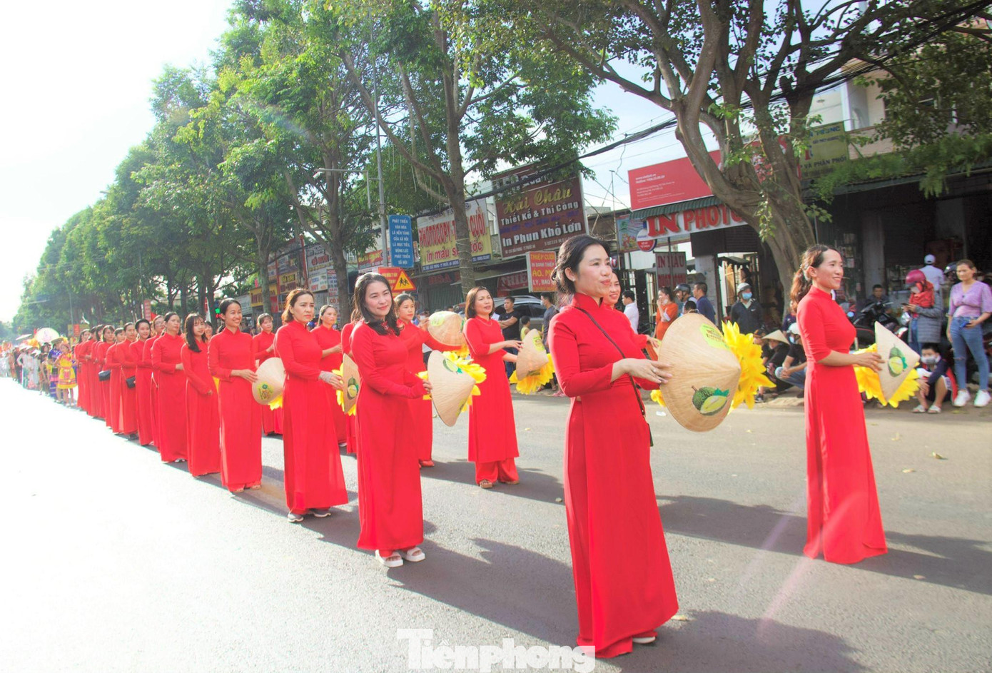 Tà áo dài truyền thống tung bay trong lễ hội đường phố