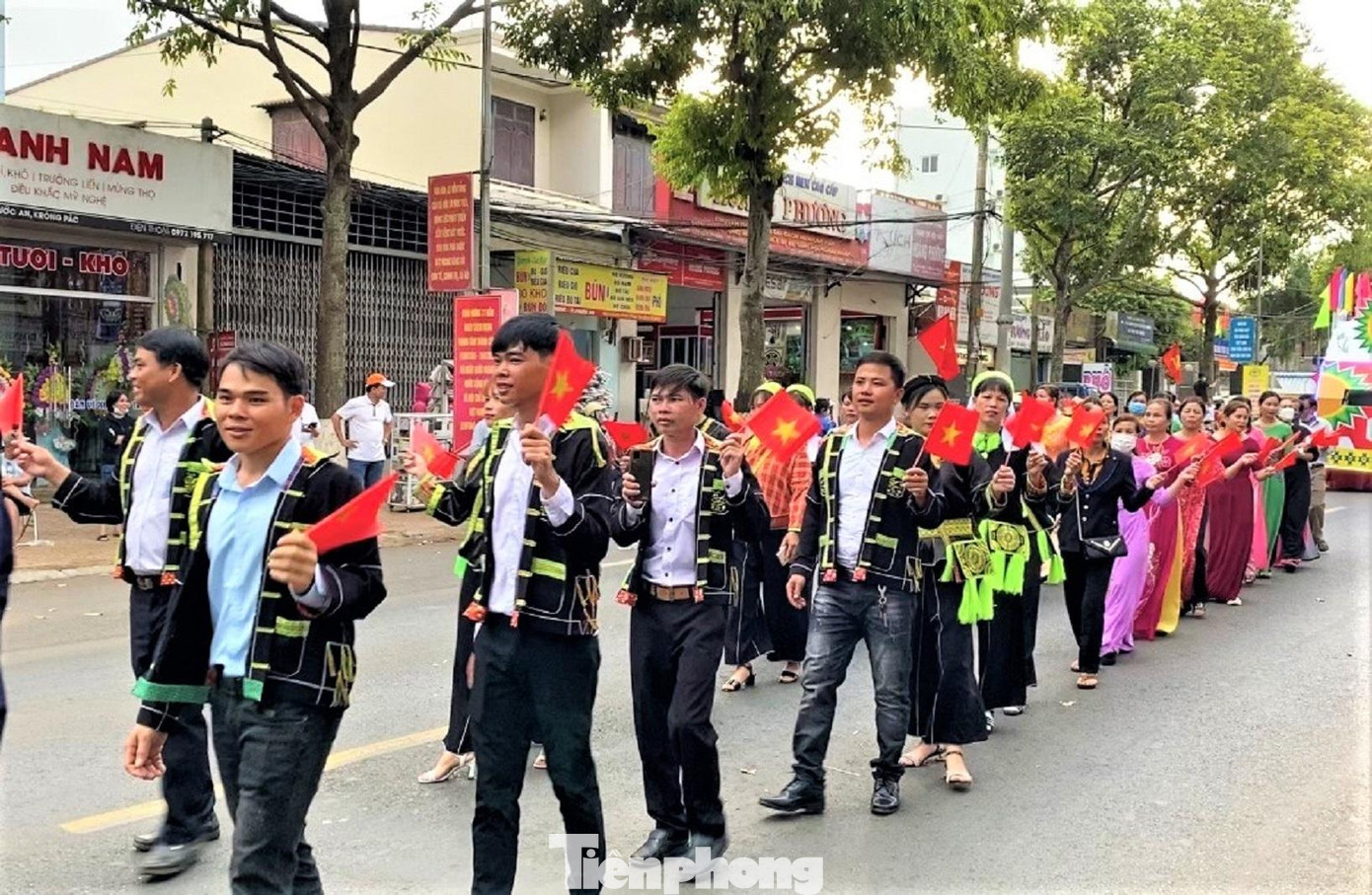 Đại diện các dân tộc anh em trên địa bàn huyện Krông Pắc nối đuôi nhau diễu hành đường phố