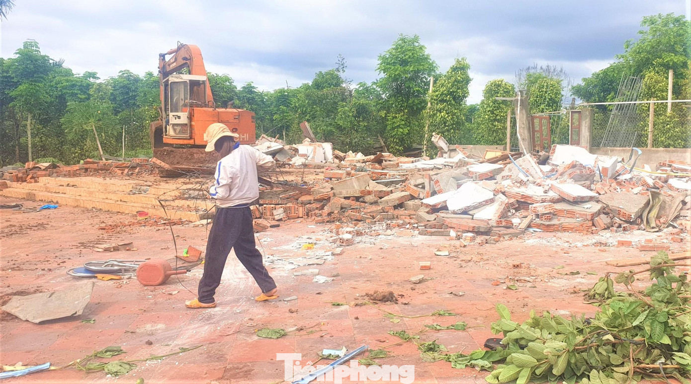 Chính quyền sẽ hỗ trợ nhân lực, phương tiện để tháo dỡ công trình nếu người yêu cầu Chính quyền sẽ hỗ trợ nhân lực, phương tiện để tháo dỡ công trình nếu người yêu cầu