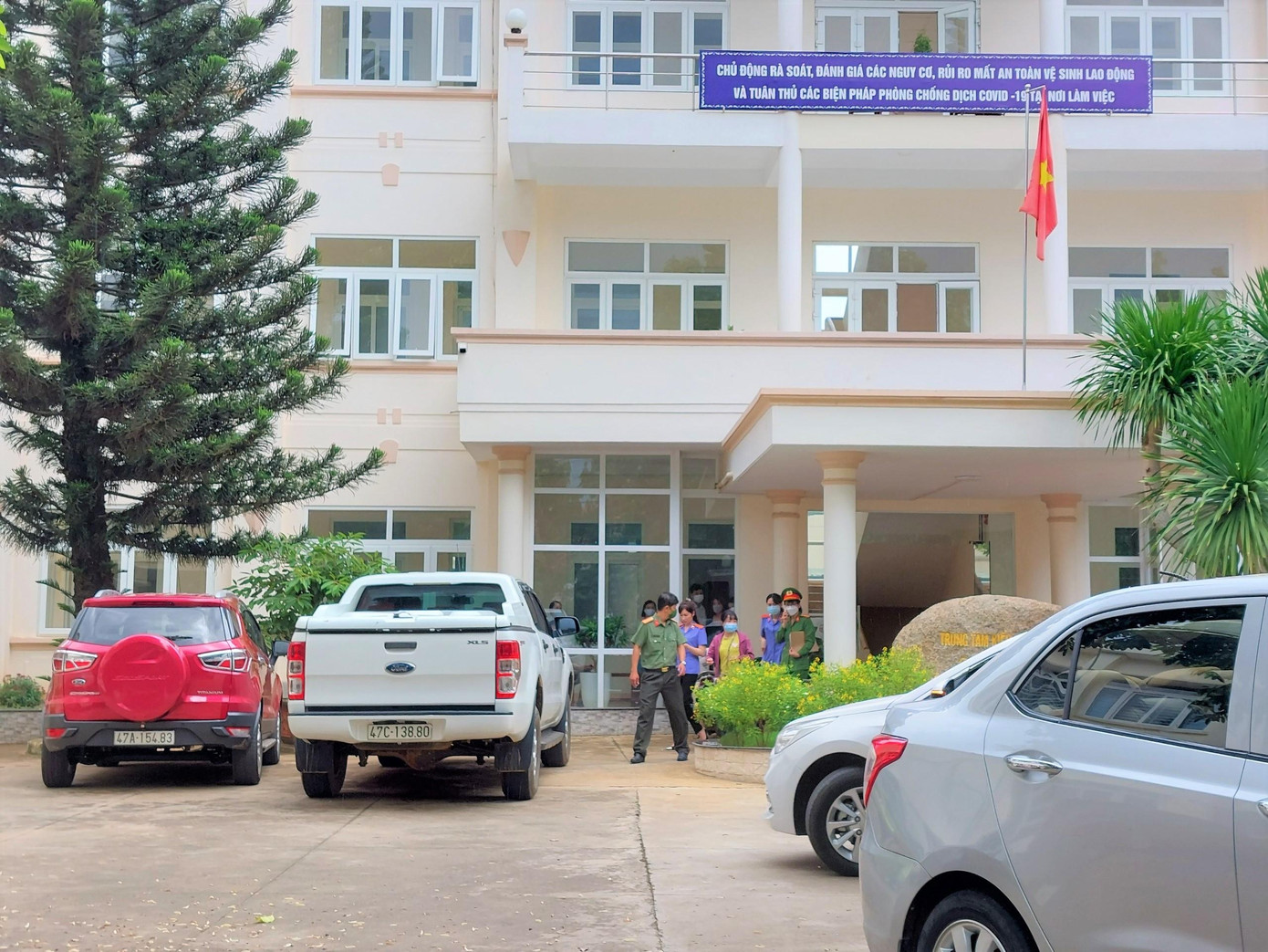 Một bị can được đưa lên xe của cơ quan chức năng