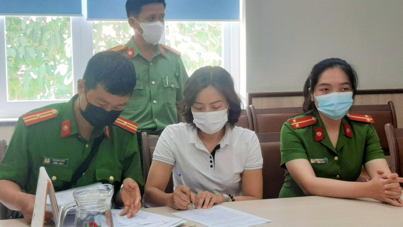 Một bị can ký các quyết định liên quan