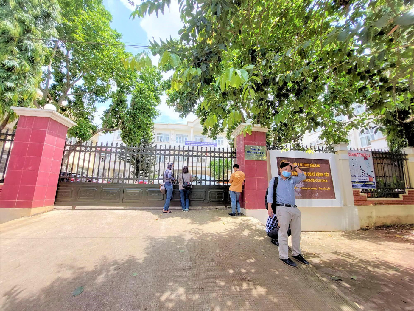 Nhiều cơ quan báo chí tác nghiệp tại trụ sở CDC Đắk Lắk