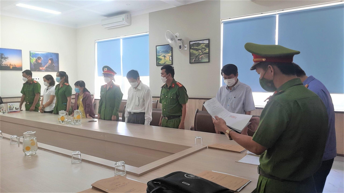 Cơ quan chức năng tống đạt các quyết định khởi tố, tạm giam