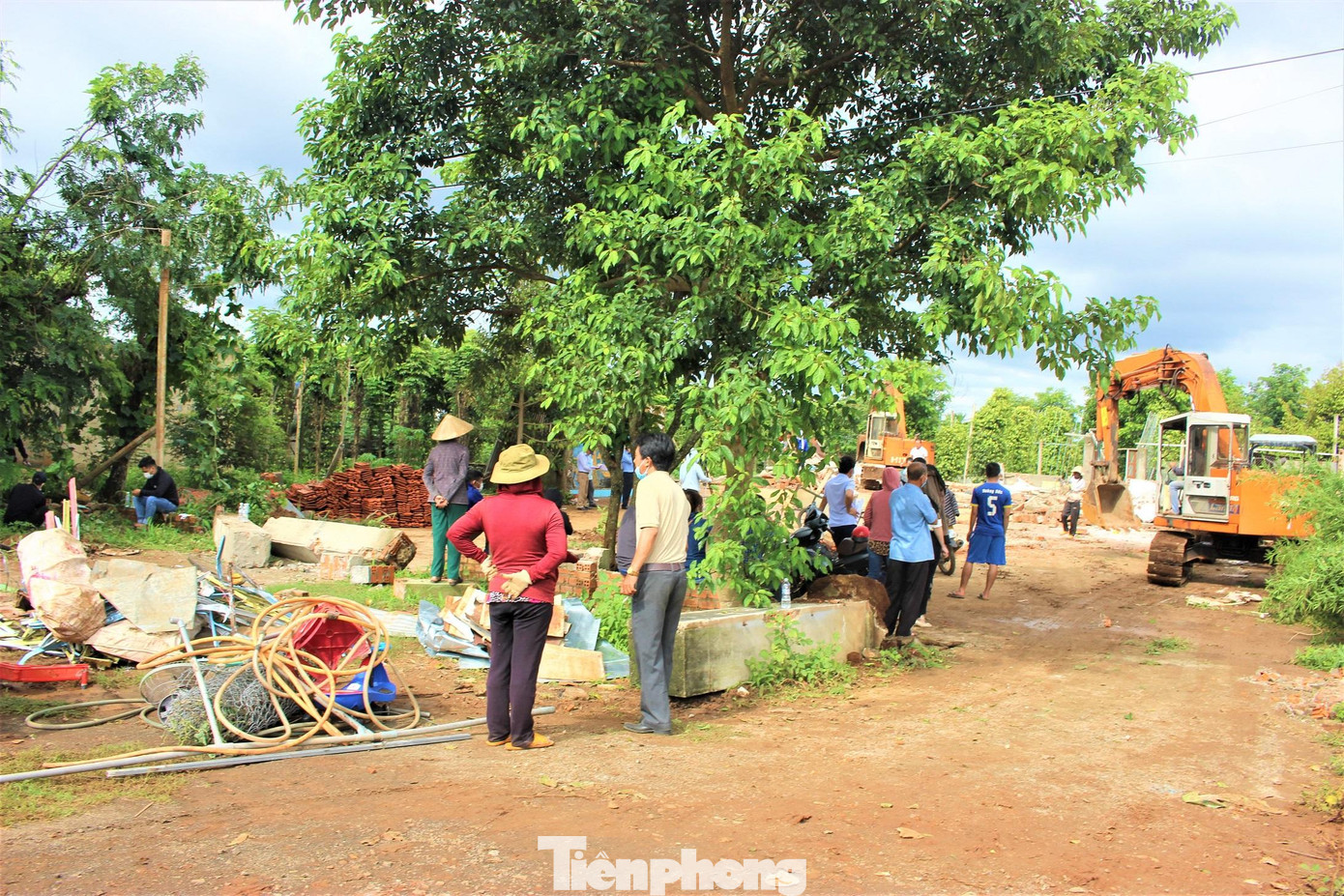 Hiện trường vụ tháo dỡ các công trình xây dựng trái phép Hiện trường vụ tháo dỡ các công trình xây dựng trái phép