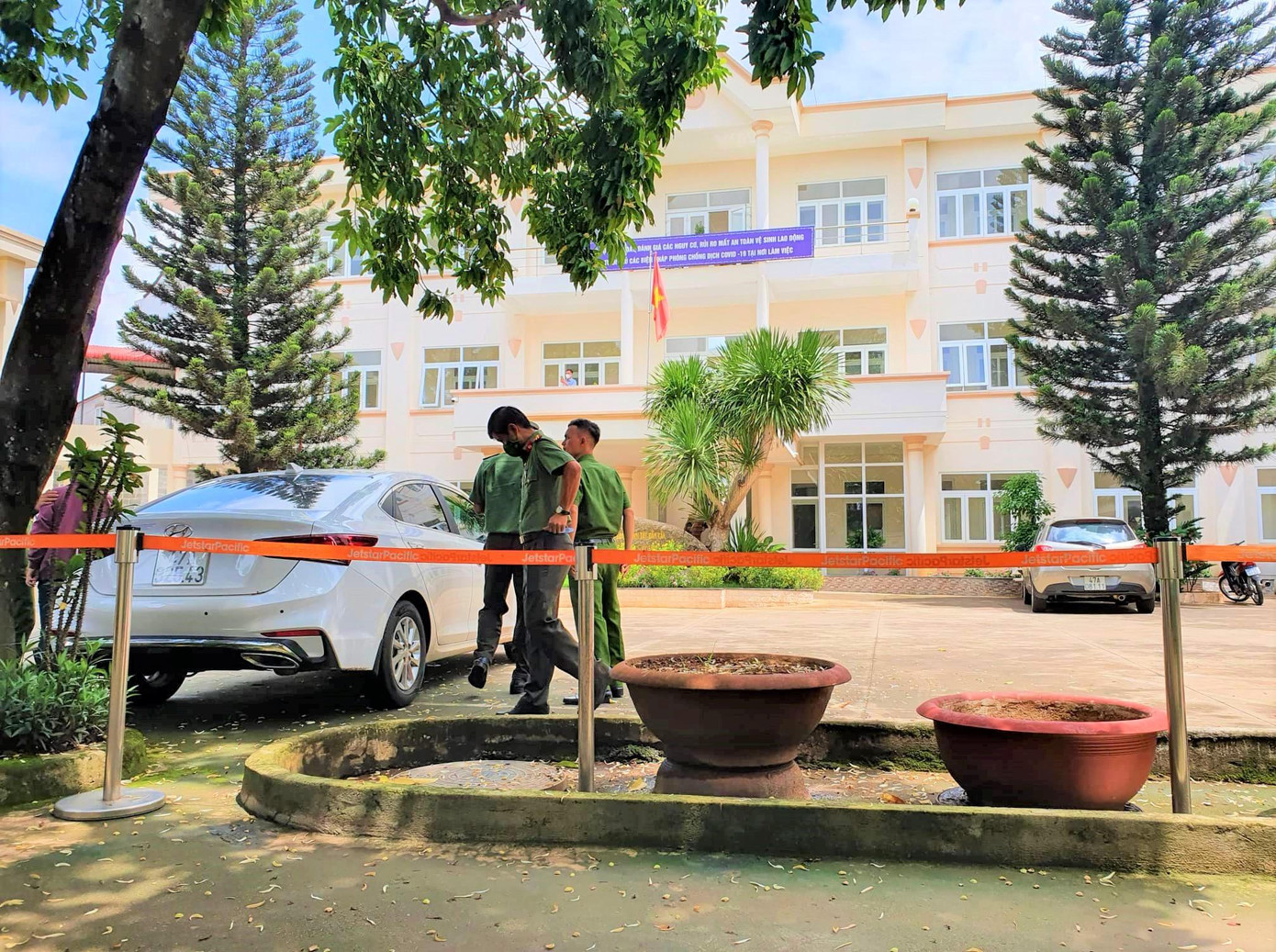 Lực lượng công an làm nhiệm vụ tại trụ sở CDC Đắk Lắk