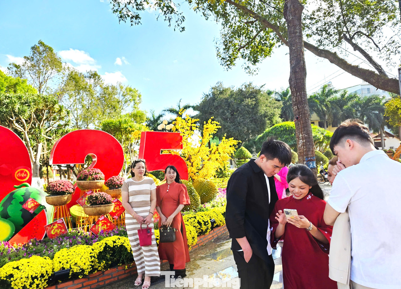 Du khách vui vẻ ngắm lại bức ảnh vừa chụp. Du khách vui vẻ ngắm lại bức ảnh vừa chụp.