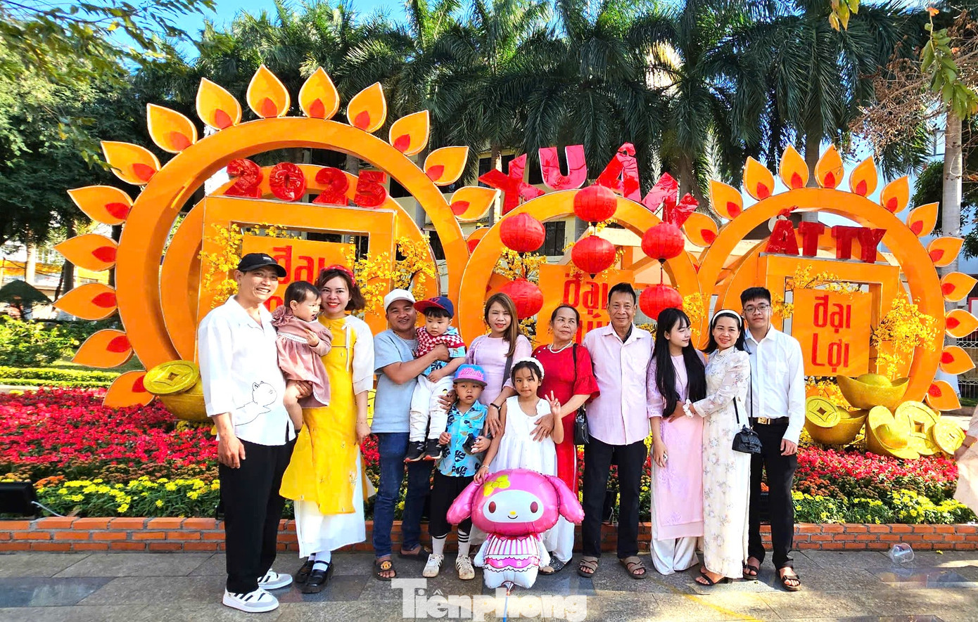 Đại gia đình chụp ảnh lưu niệm. Đại gia đình chụp ảnh lưu niệm.