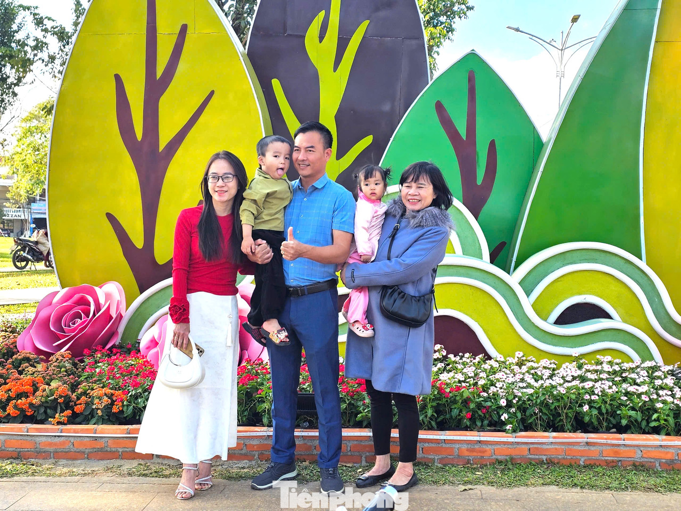 Gia đình lưu giữ ảnh kỷ niệm ngày xuân. Gia đình lưu giữ ảnh kỷ niệm ngày xuân.