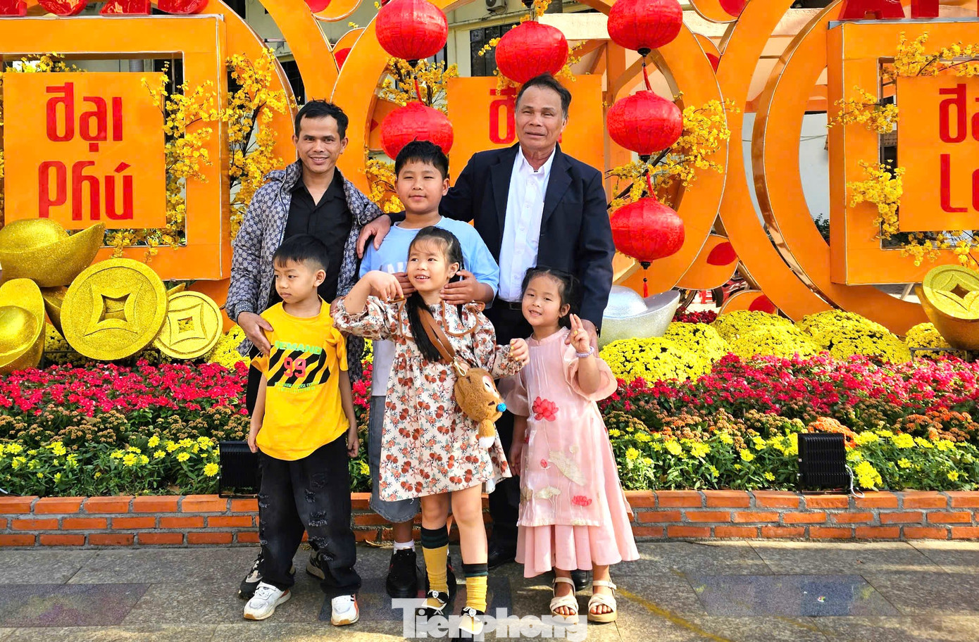 Người dân tươi vui lưu giữ khoảnh khắc năm mới. Người dân tươi vui lưu giữ khoảnh khắc năm mới.