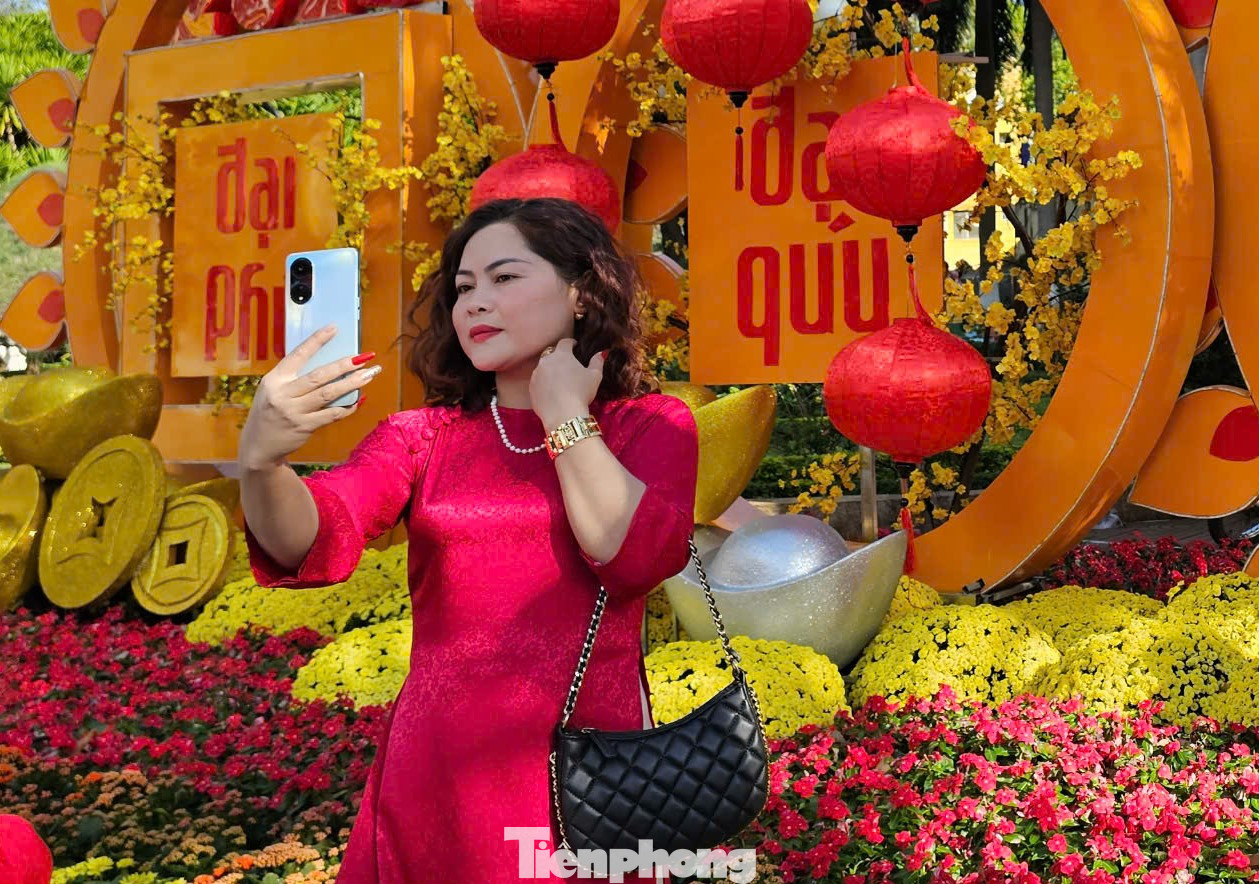 Người phụ nữ lưu lại bức ảnh kỉ niệm đầu xuân. Người phụ nữ lưu lại bức ảnh kỉ niệm đầu xuân.