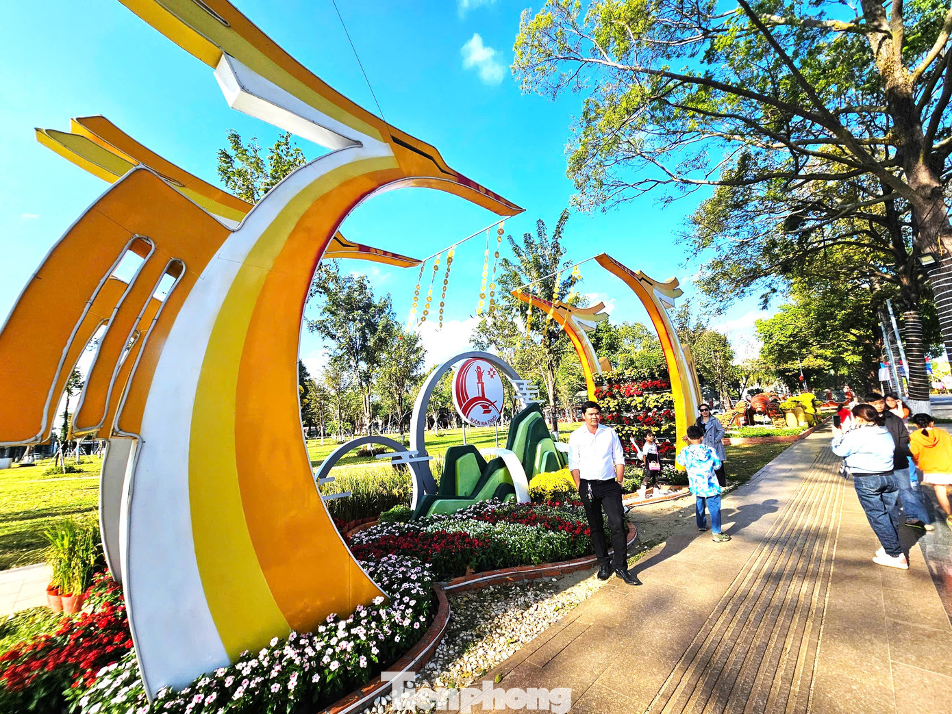 Người dân nô nức check in tại các công viên của thành phố. Người dân nô nức check in tại các công viên của thành phố.