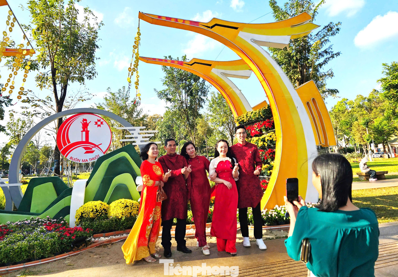 Người dân tranh thủ lưu giữ khoảnh khắc bên gia đình trong dịp năm mới. Người dân tranh thủ lưu giữ khoảnh khắc bên gia đình trong dịp năm mới.