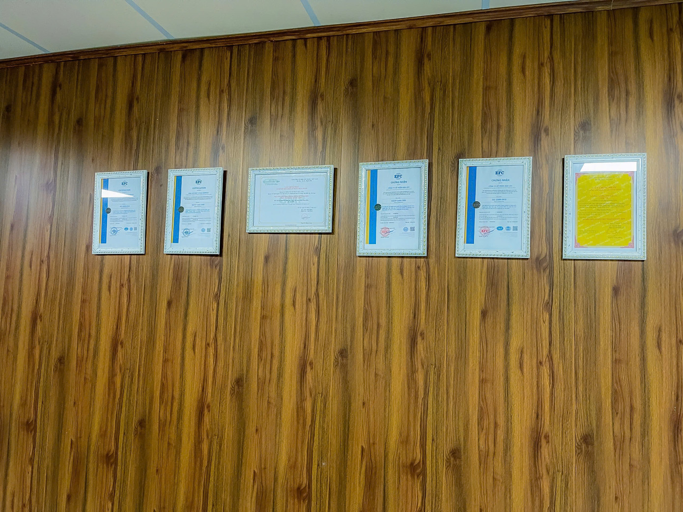Công ty trưng bày loạt chứng nhận tại nhà máy.