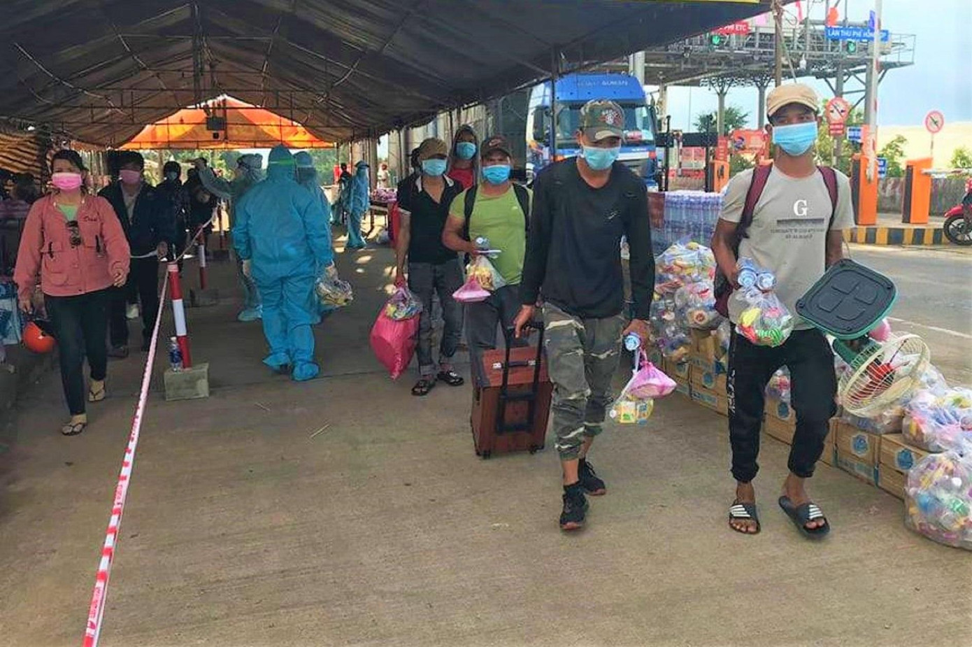 Những công dân đi bộ về quê được chốt kiểm soát dịch bệnh Cai Chanh tặng đồ ăn, thức uống