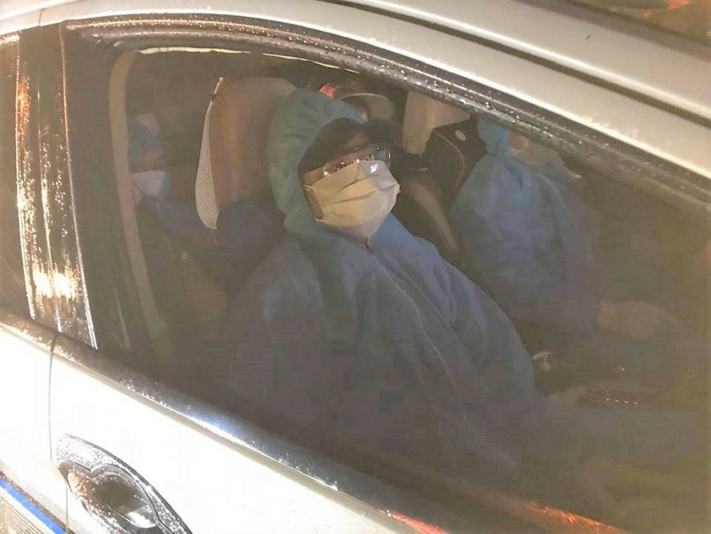 Những công dân đi bộ về quê được mang đồ bảo hộ, lên xe đưa về quê