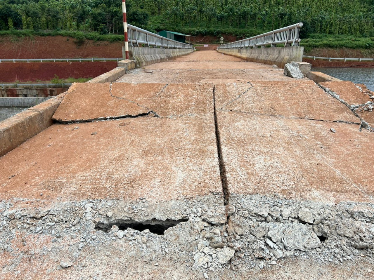 Phần đường lên cầu bị trồi lên, đứt gãy.