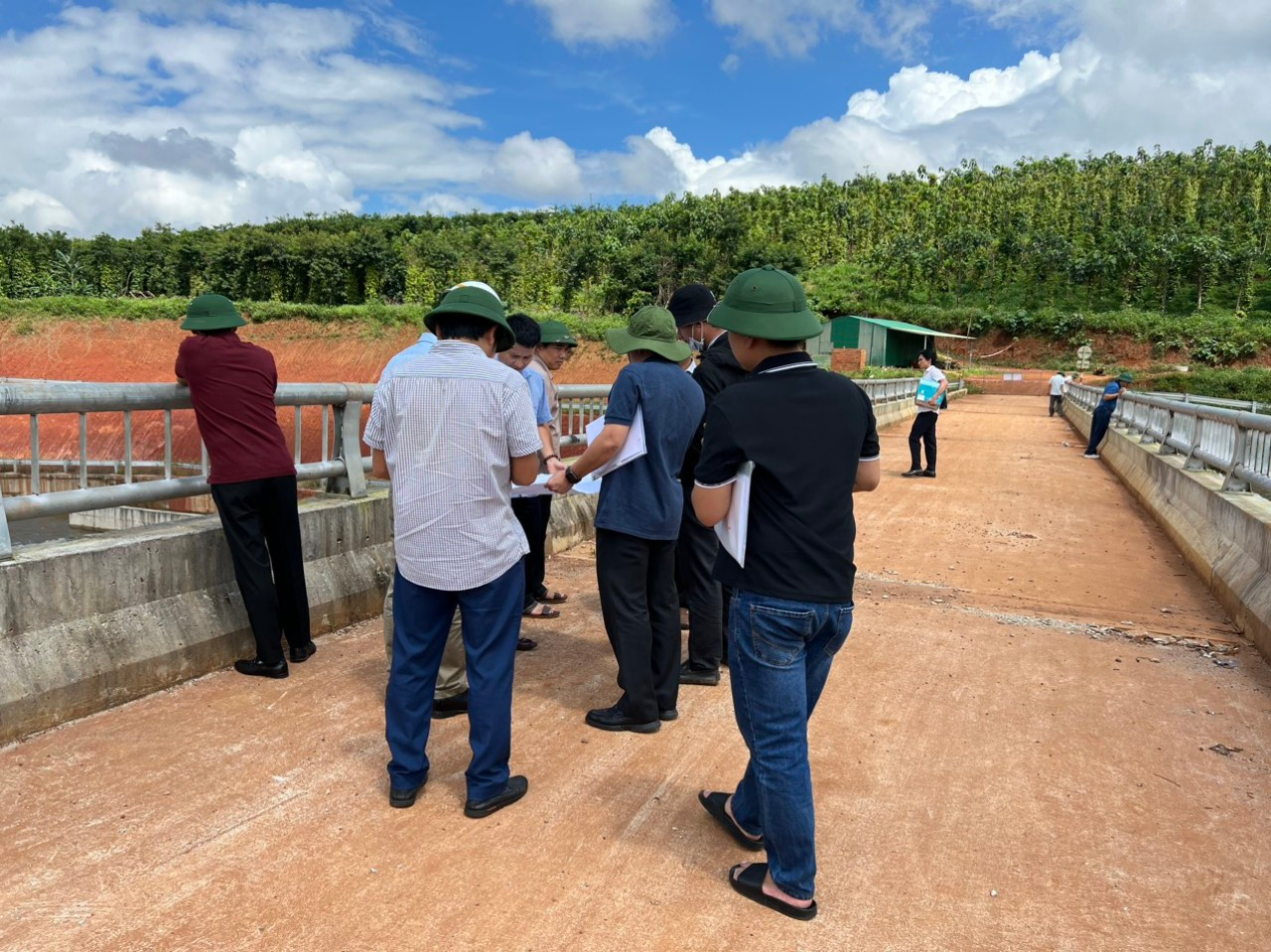 Lực lượng chức năng khảo sát thực tế tại hồ chứa nước Đắk N’Ting.