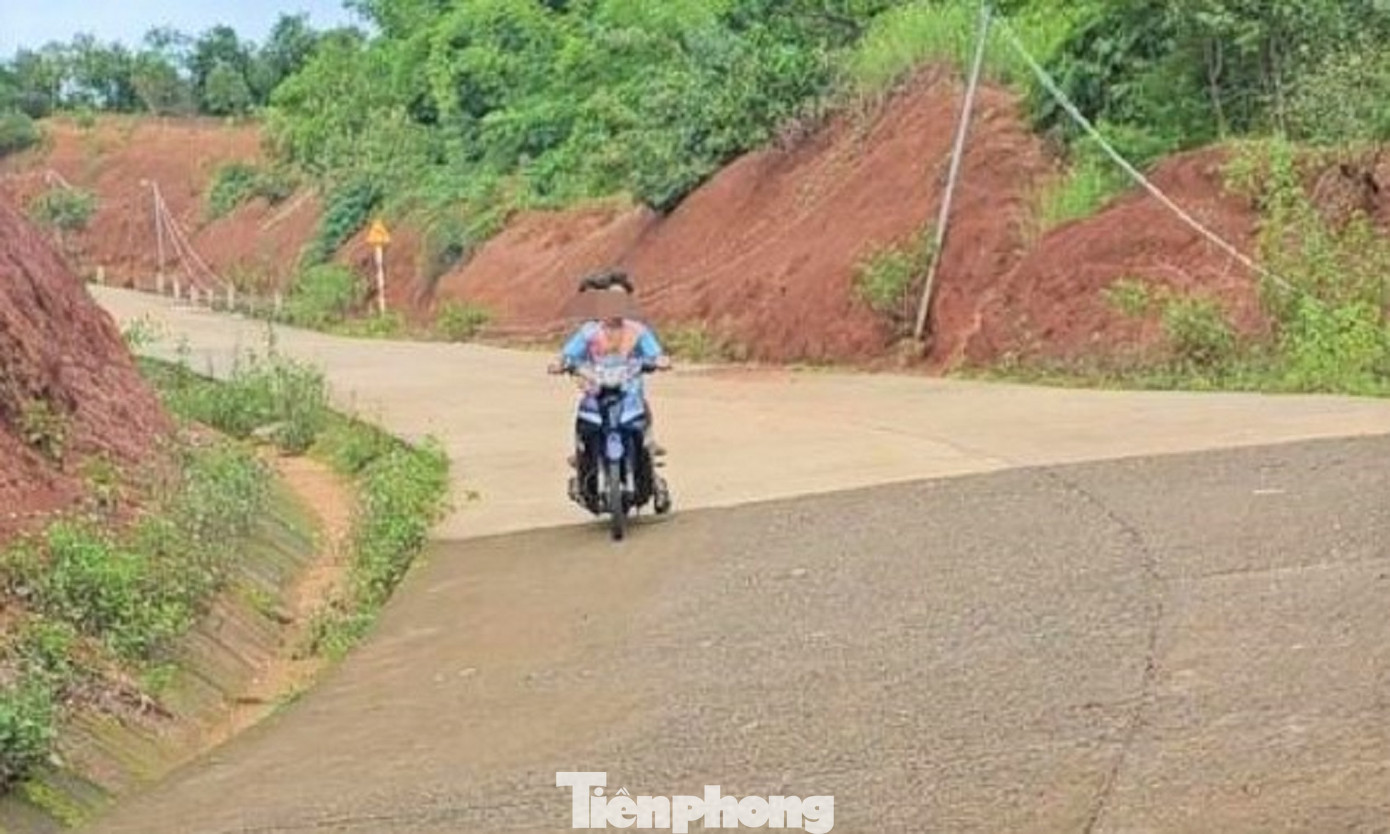 Thiếu niên K'T. điều khiển xe máy không đội mũ bảo hiểm Thiếu niên K'T. điều khiển xe máy không đội mũ bảo hiểm