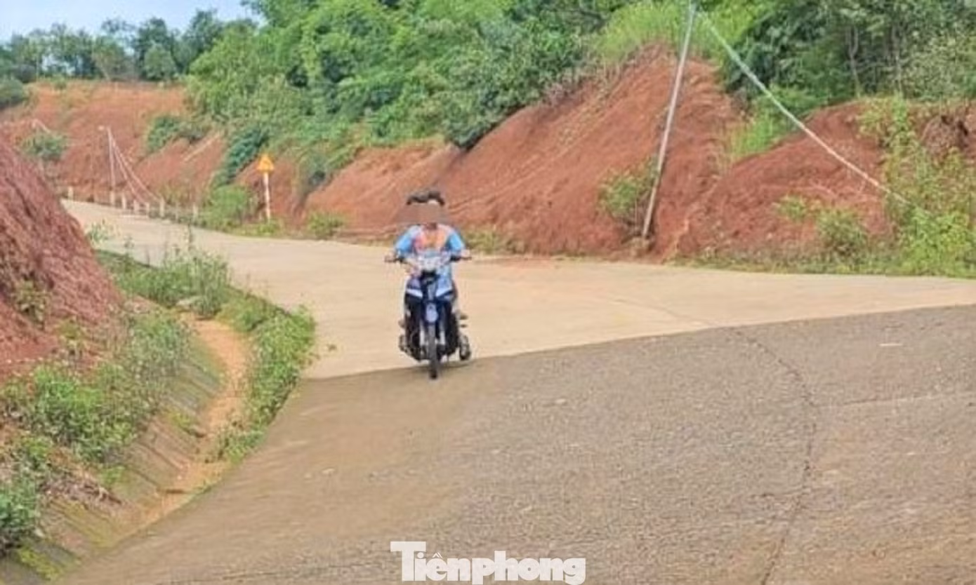 Thiếu niên K'T. điều khiển xe máy không đội mũ bảo hiểm Thiếu niên K'T. điều khiển xe máy không đội mũ bảo hiểm