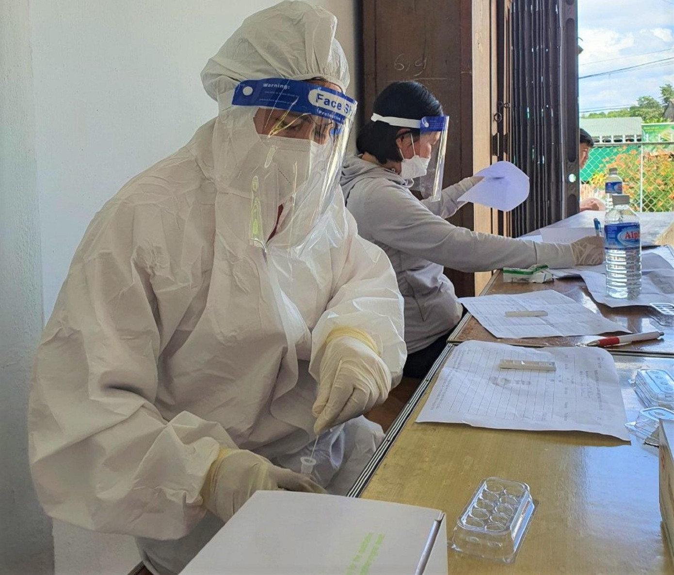 Lực lượng y tế thực hiện quy trình xét nghiệm