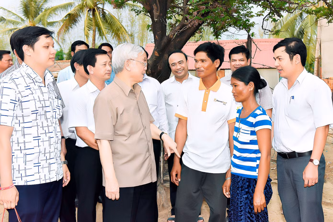 Tổng Bí thư Nguyễn Phú Trọng thăm hỏi, động viên người dân tộc thiểu số ở xã Ayun, năm 2017. Tổng Bí thư Nguyễn Phú Trọng thăm hỏi, động viên người dân tộc thiểu số ở xã Ayun, năm 2017.