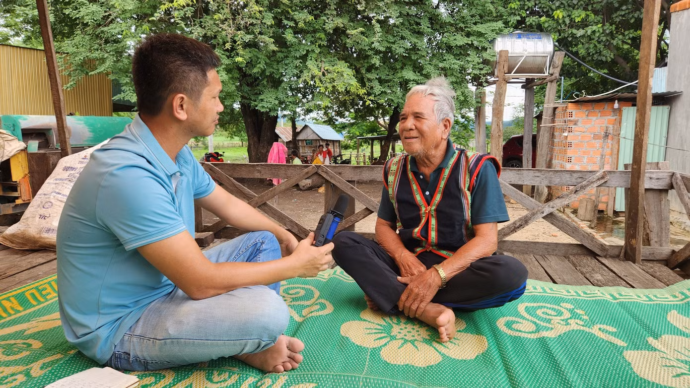 Ông Đinh A Nhur, trú tại làng Achông, xã Ayun (bìa phải). Ông Đinh A Nhur, trú tại làng Achông, xã Ayun (bìa phải).