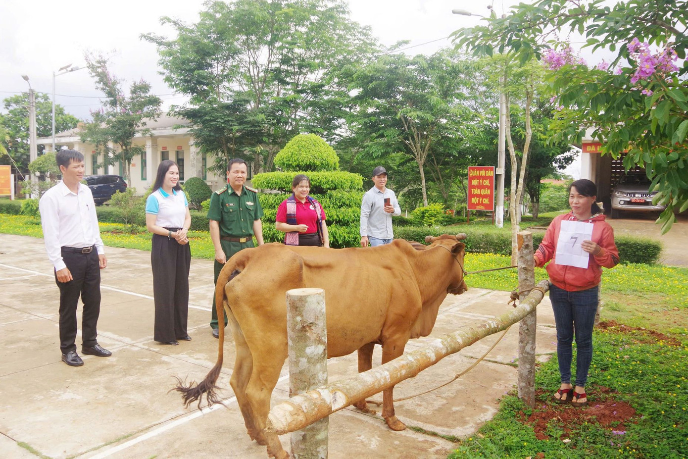 Người dân vui mừng khi được trao sinh kế thông qua mô hình hỗ trợ bò sinh sản Người dân vui mừng khi được trao sinh kế thông qua mô hình hỗ trợ bò sinh sản
