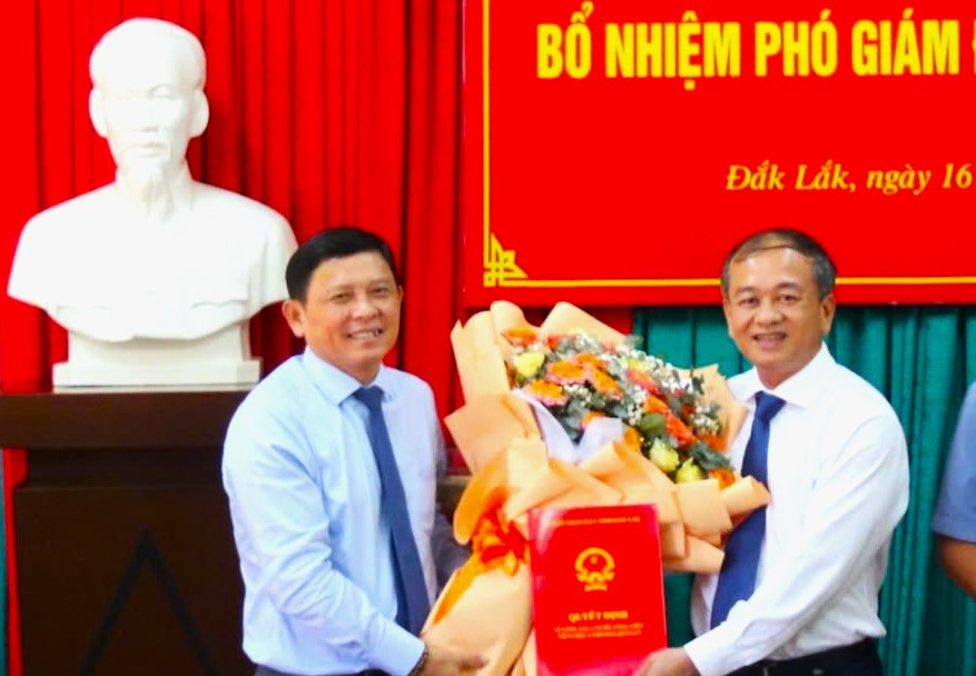Ông Mai Mạnh Toàn (bìa phải) - tân Phó giám đốc Sở Công Thương Đắk Lắk