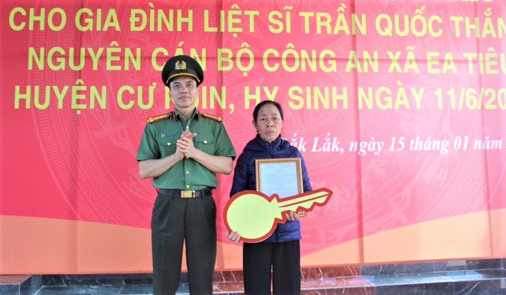 Lễ trao nhà tình nghĩa cho thân nhân liệt sĩ Trần Quốc Thắng Lễ trao nhà tình nghĩa cho thân nhân liệt sĩ Trần Quốc Thắng