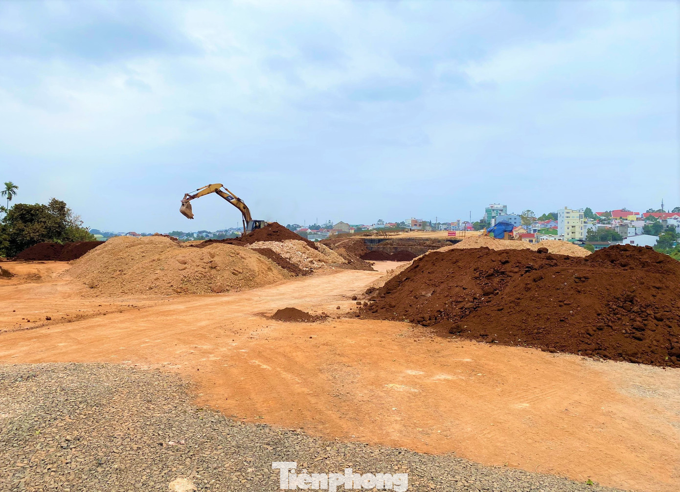 Dự án Đường Đông Tây TP Buôn Ma Thuột có chiều dài toàn tuyến 6,9km (điểm đầu nút giao Đinh Tiên Hoàng - Lê Duẩn, điểm cuối tại nút giao Quốc lộ 27 với đường vào Cảng hàng không Buôn Ma Thuột). Dự án được khởi công xây dựng từ cuối tháng 9/2015, dự kiến hoàn thành vào tháng 12/2022.