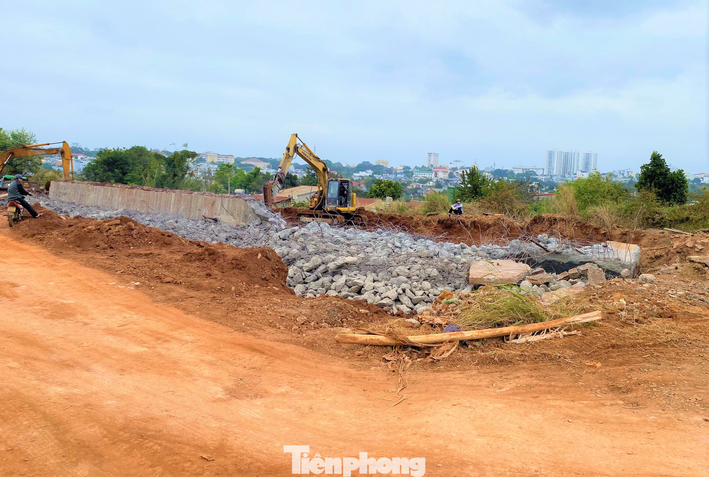 Đến chiều 31/12, nhiều vị trí trên tuyến đường vẫn chưa hoàn thành.