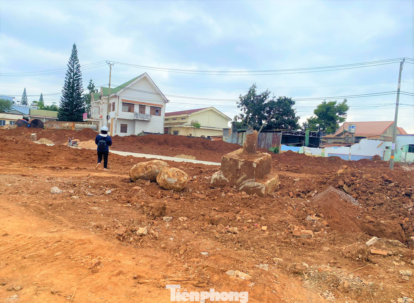 Đất đá lởm chởm tại đại lộ nghìn tỷ.