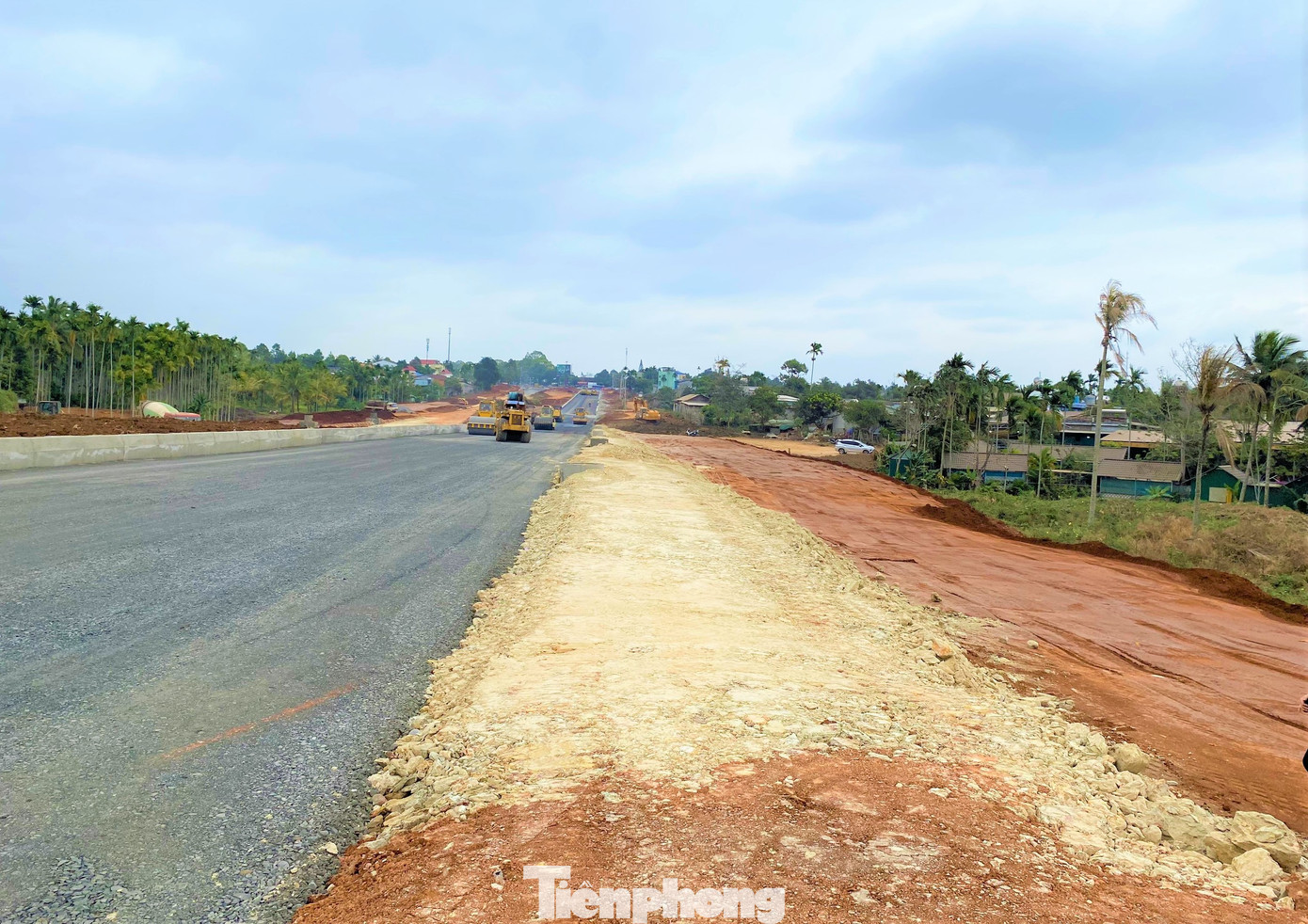 Tổng mức đầu tư dự án sau điều chỉnh 1.239 tỷ đồng, trong đó ngân sách Trung ương 898 tỷ đồng, còn lại nguồn ngân sách địa phương. Trong ảnh: Nhiều vị trí đường chưa hoàn thành.