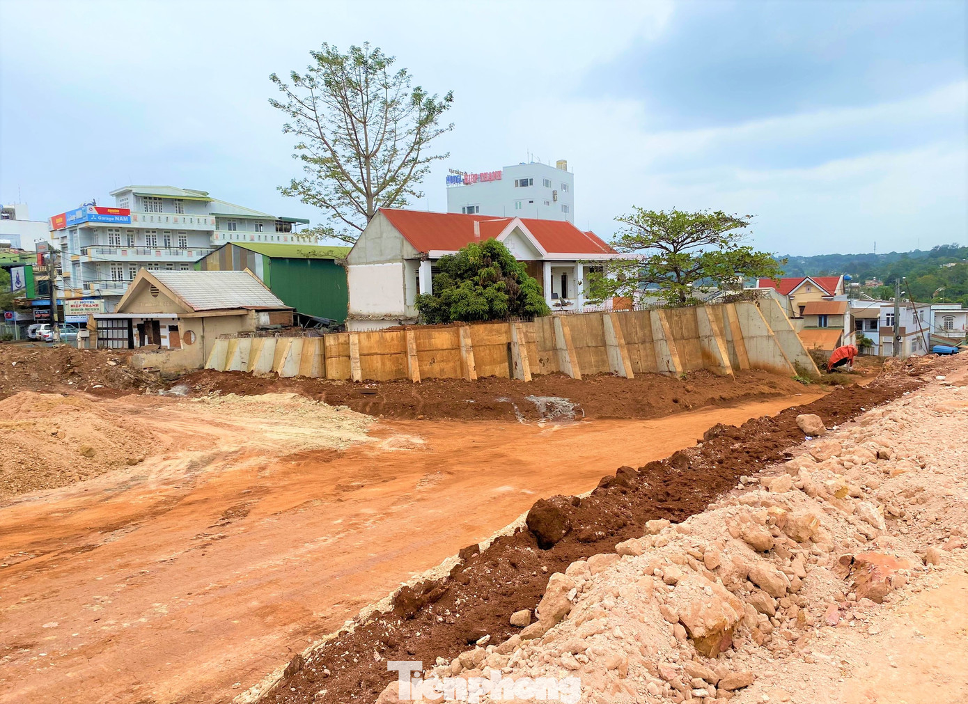 Điểm đầu dự án cũng còn lởm chởm đất đá.