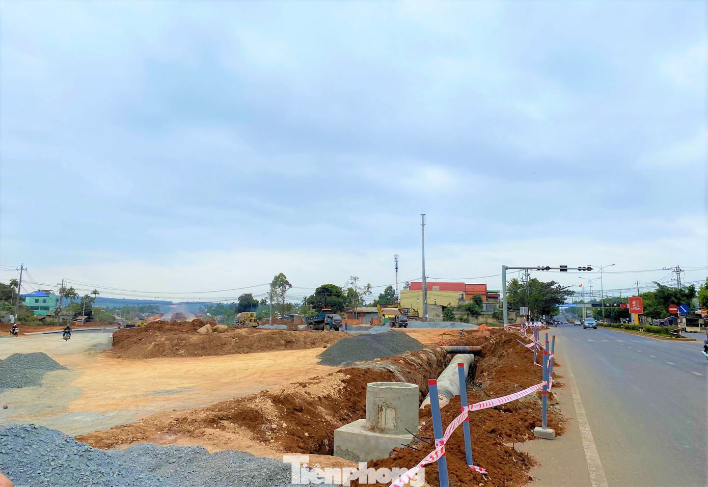 Chiều 31/12, PV Tiền Phong có mặt tại Dự án đường Đông - Tây TP Buôn Ma Thuột. Tại đây, PV ghi nhận nhiều vị trí trên tuyến đường còn nham nhở, đất đá lởm chởm, một số hạng mục chưa thi công xong.