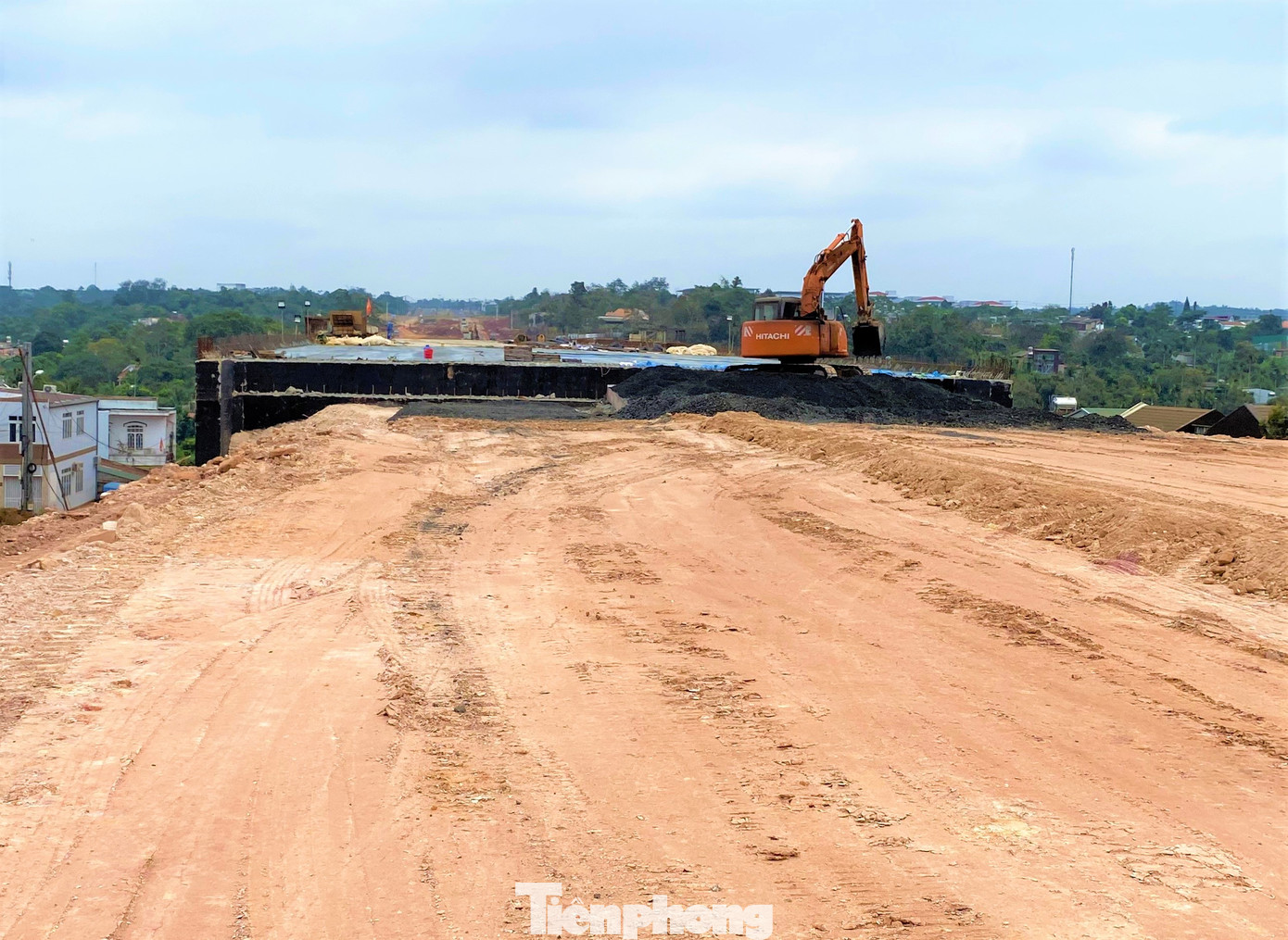 Vị trí cầu vượt của dự án cũng chưa thi công xong.