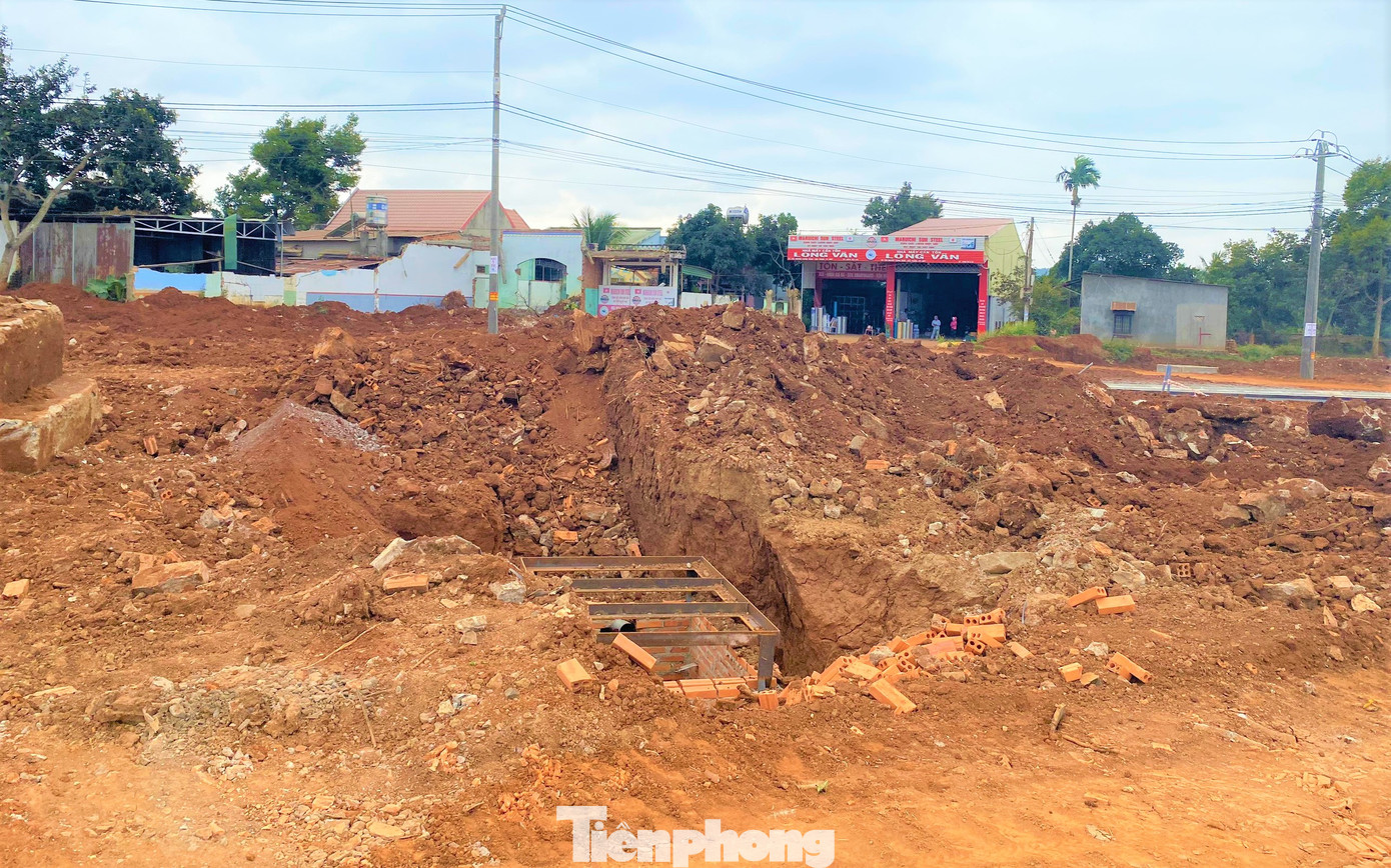 Nhiều hạng mục dự án còn ngổn ngang.