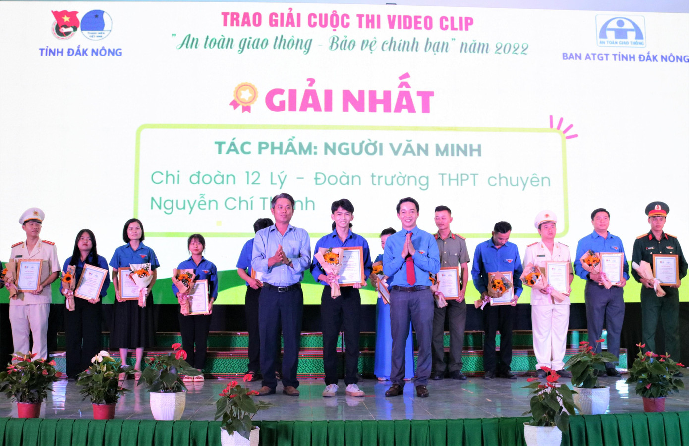 Ban tổ chức trao giải cuộc thi “An toàn giao thông - Bảo vệ chính bạn” Ban tổ chức trao giải cuộc thi “An toàn giao thông - Bảo vệ chính bạn”