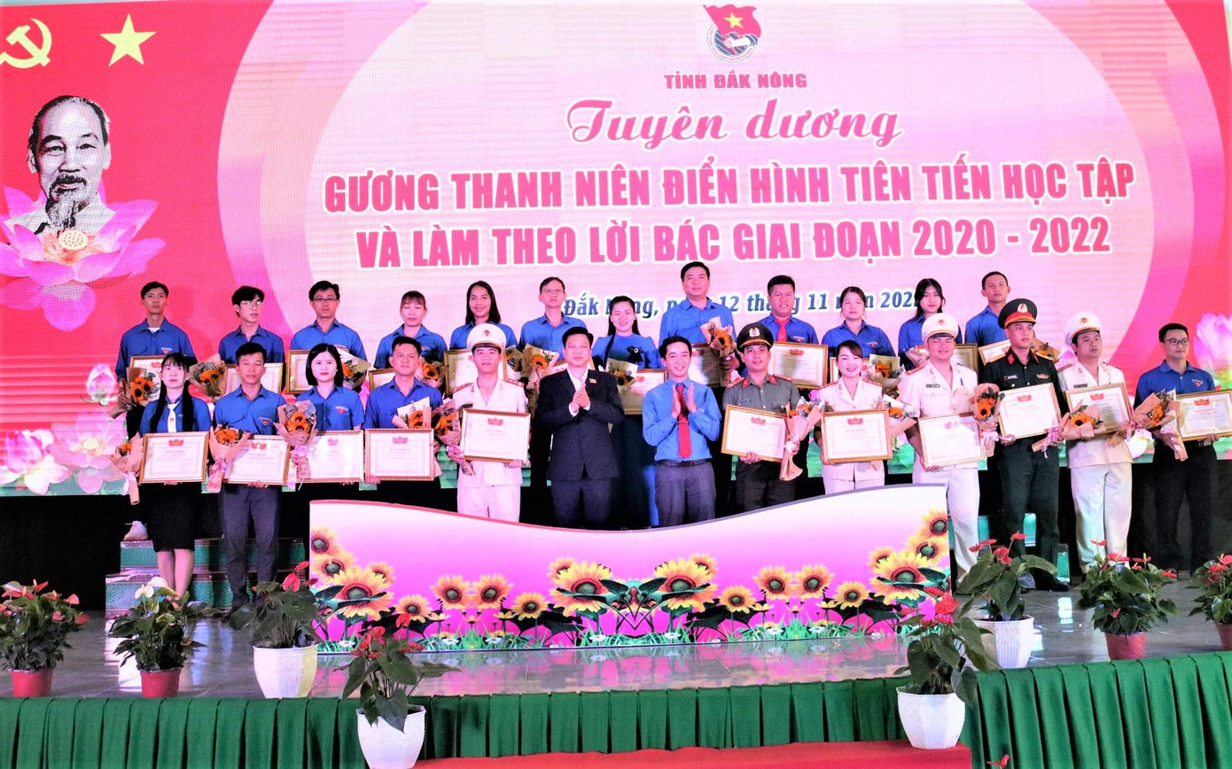 Các thanh niên tiêu biểu được tuyên dương Các thanh niên tiêu biểu được tuyên dương