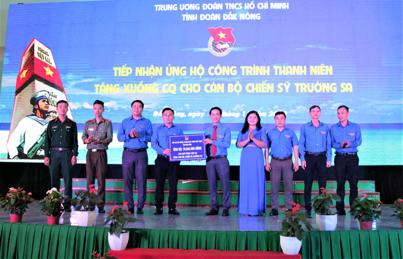 Hưởng ứng phát động của Trung ương Đoàn về việc vận động ủng hộ tặng xuồng CQ 3,5 tỷ đồng làm công trình thanh niên của tuổi trẻ cả nước cho cán bộ chiến sĩ Trường Sa, đến nay, Tỉnh Đoàn Đắk Nông đã nhận được hơn 70 triệu đồng từ các cấp bộ Đoàn. Hưởng ứng phát động của Trung ương Đoàn về việc vận động ủng hộ tặng xuồng CQ 3,5 tỷ đồng làm công trình thanh niên của tuổi trẻ cả nước cho cán bộ chiến sĩ Trường Sa, đến nay, Tỉnh Đoàn Đắk Nông đã nhận được hơn 70 triệu đồng từ các cấp bộ Đoàn.
