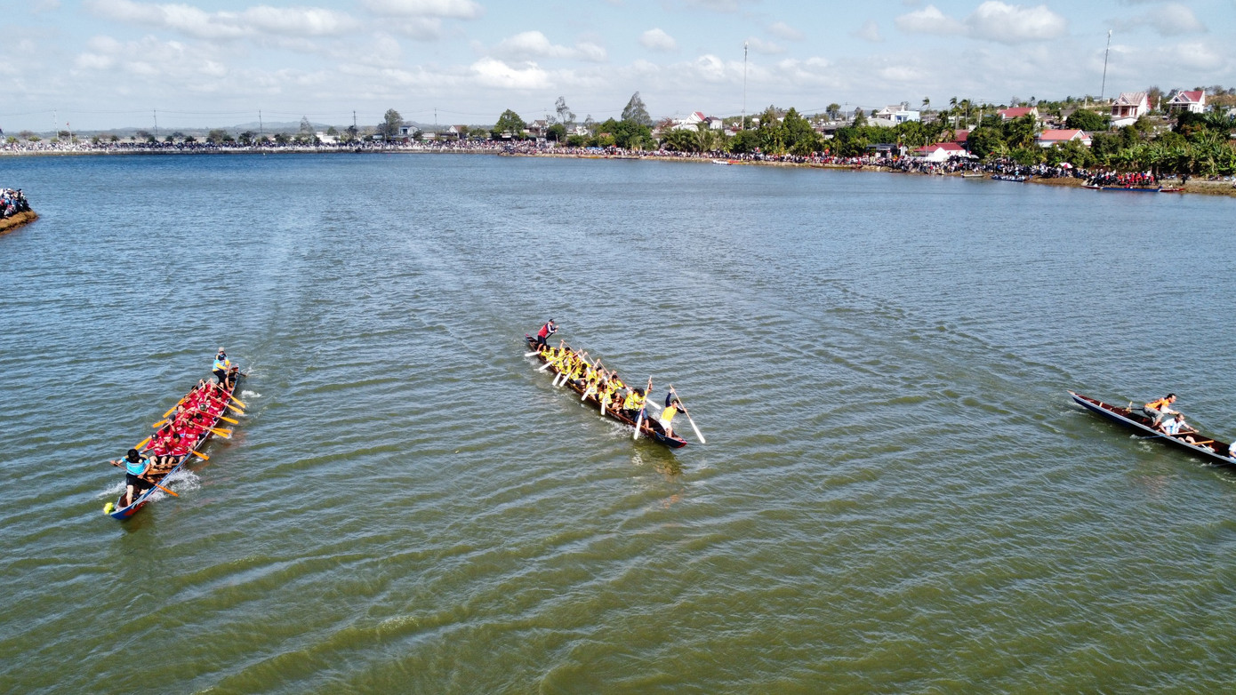 Các đội đua thuyền tham gia thi đấu.