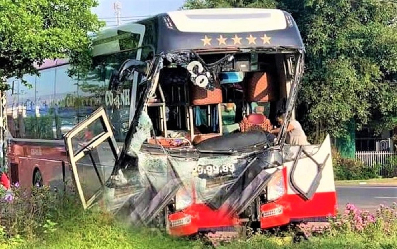 Tài xế, phụ xe khách và nhiều hành khách bị thương