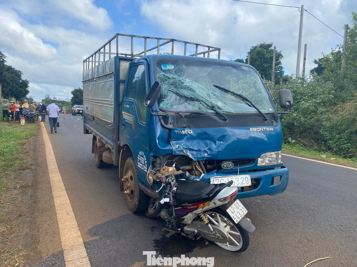 Xe máy dính chặt vào đầu xe tải