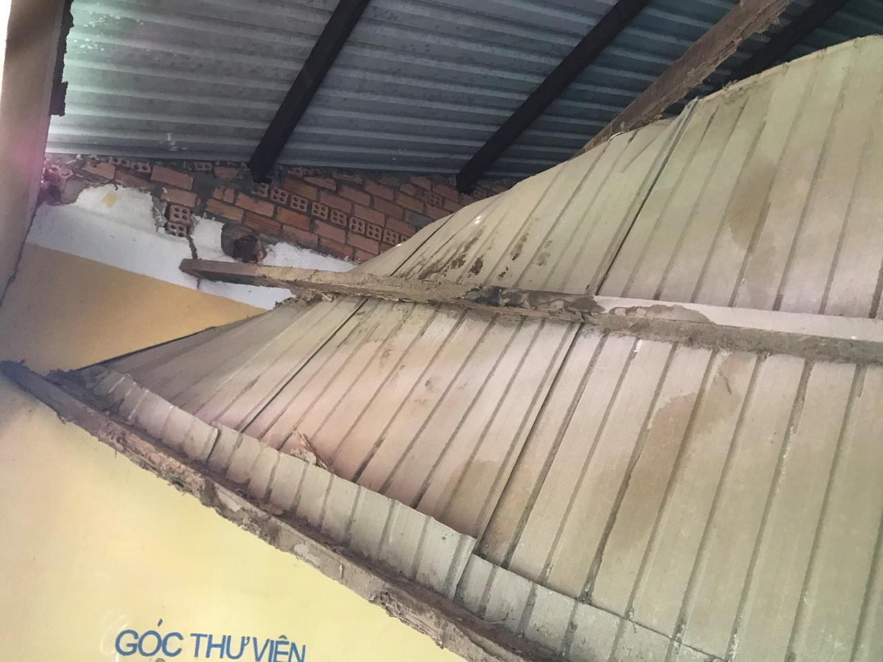 Trần nhà được làm bằng gỗ.