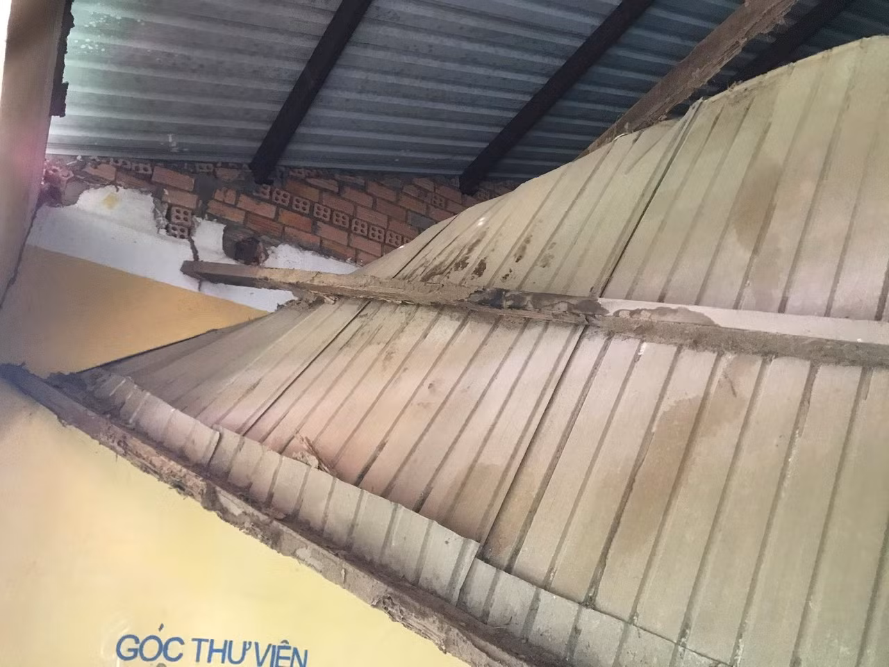 Trần nhà được làm bằng gỗ.