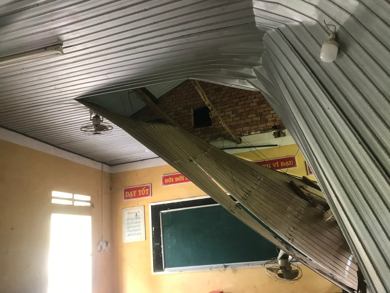 Phần trần nhà bị đổ sập.